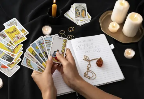 С верою в таро. Почему россияне включают магическое мышление