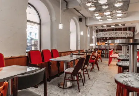 Хрусталь, икра, настойки, танцы: в центре Петербурга открыт бар «Энтузиасты»