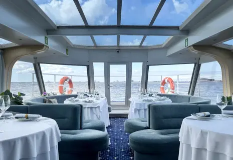 Первый маршрут теплохода-ресторана повезет из Петербурга в Кронштадт