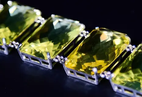 Калининградский янтарный комбинат освоил новый вид огранки янтаря - под изумруд