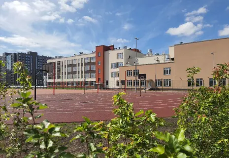 Девелопер Setl Group завершил строительство еще одной школы с двумя бассейнами и стадионом