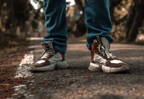 Экономика износа: почему мы носим старые кроссовки