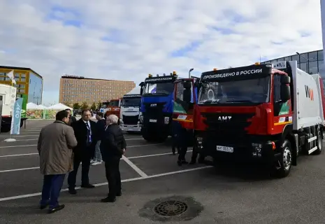 Российские грузовики-внедорожники и поезда на магнитной подушке припарковались перед Экспофорумом