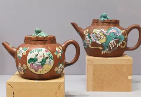 В Эрмитаже открылась выставка редких исинских чайников из коллекций Петербурга и Москвы