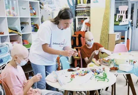 Волонтеры Setl Group провели мастер-классы для детей из онкоцентра