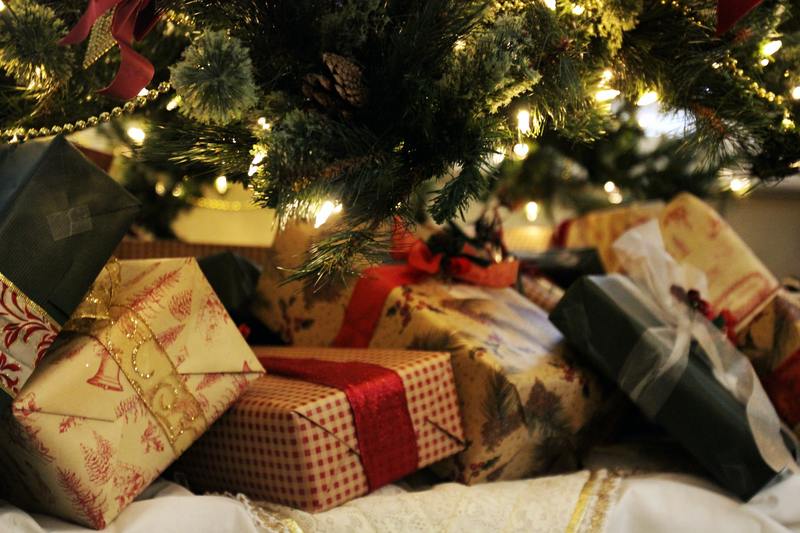 Игрушки, сладости и гаджеты. Что найдут россияне под новогодней елкой