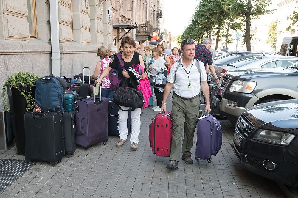 Туристы в СПБ. Иностранные туристы в Санкт-Петербурге. Иностранные туристы в Петербурге. Экскурсант СПБ. Курортный сбор в санкт петербурге что это