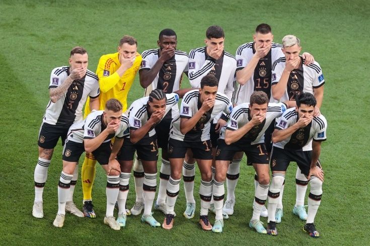 Футболисты сборной Германии закрыли рты руками на фото перед матчем ЧМ-2022 в знак протеста против запрета носить радужные повязки