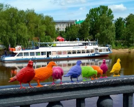Мэр Омска отправил на доработку арт-объект с цветными голубями, углядев в нем пропаганду ЛГБТ