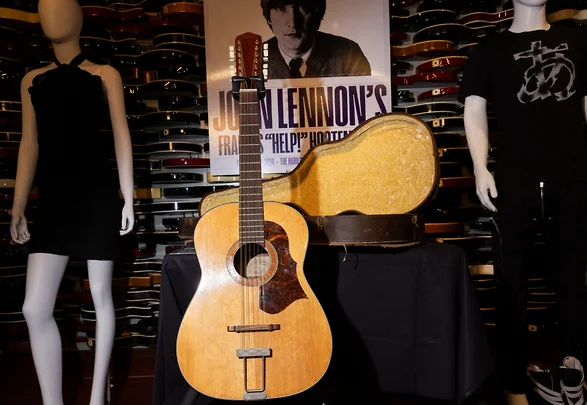 В США на аукционе за $2,9 млн продана гитара Джона Леннона, которая 50 лет считалась утерянной
