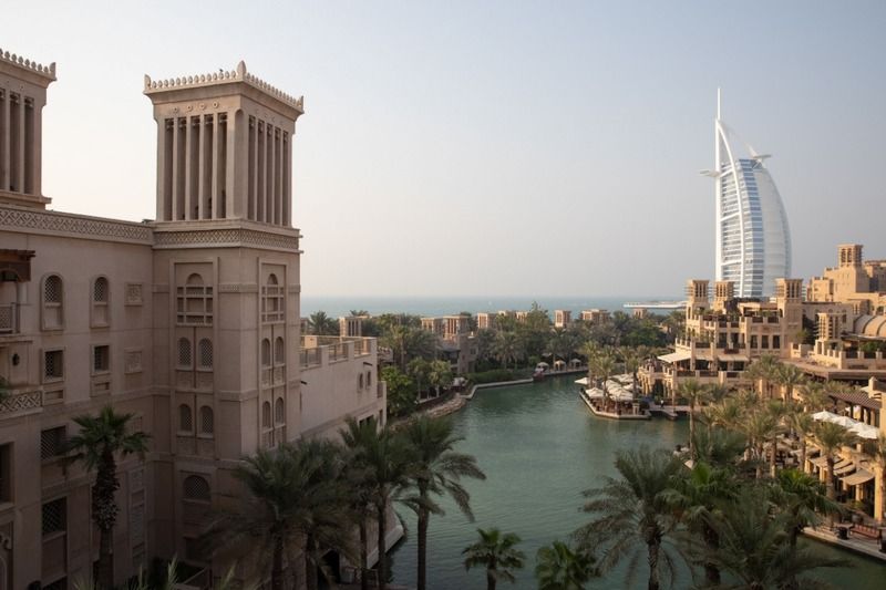 Отель_Jumeirah_Al_Qasr,_Дубаи,_воплощает_стиль_летних_резиденций_шейхов.jpeg