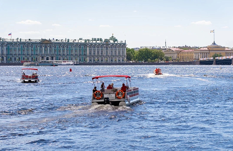 В Петербурге открылась паромная переправа – дублер Биржевого моста