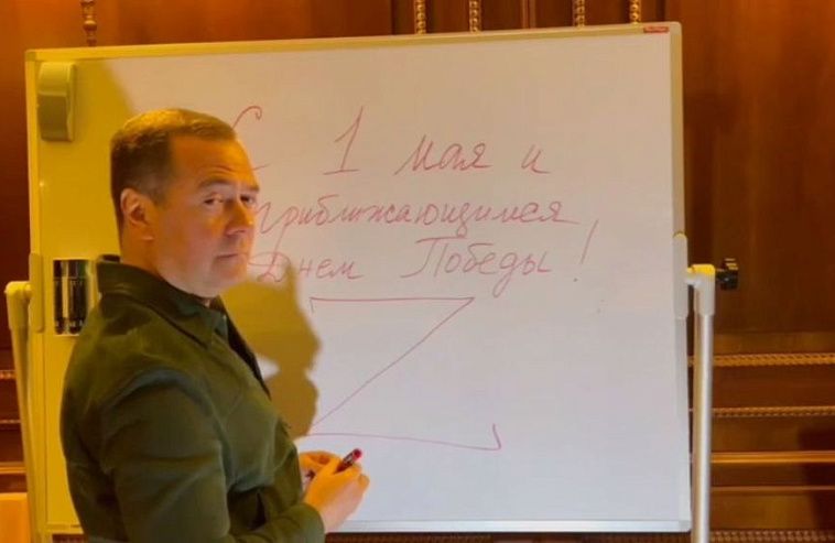 Медведев опубликовал странное поздравление с 1 мая: в кадре он только молчит и пишет