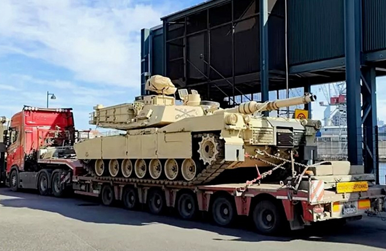 По улицам Хельсинки на новую базу НАТО провезли американские танки Abrams и бронемашины Bradley