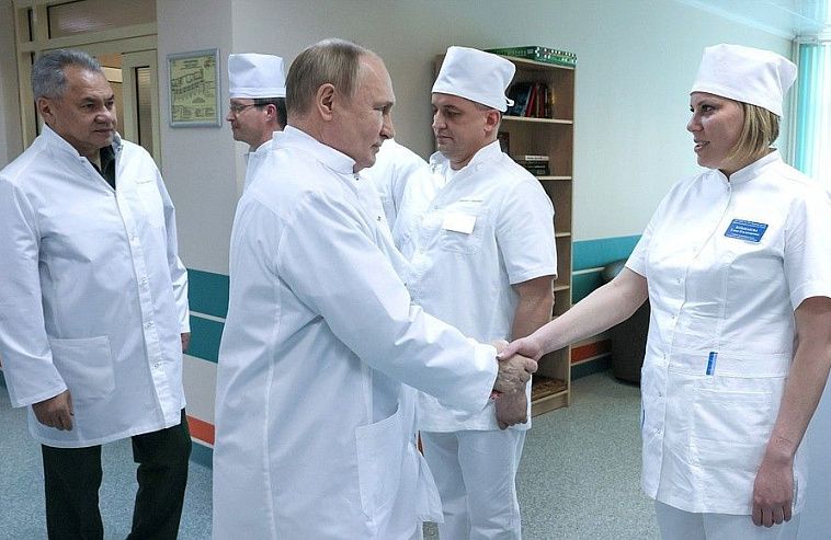 Путин посетил раненых солдат в московском госпитале 