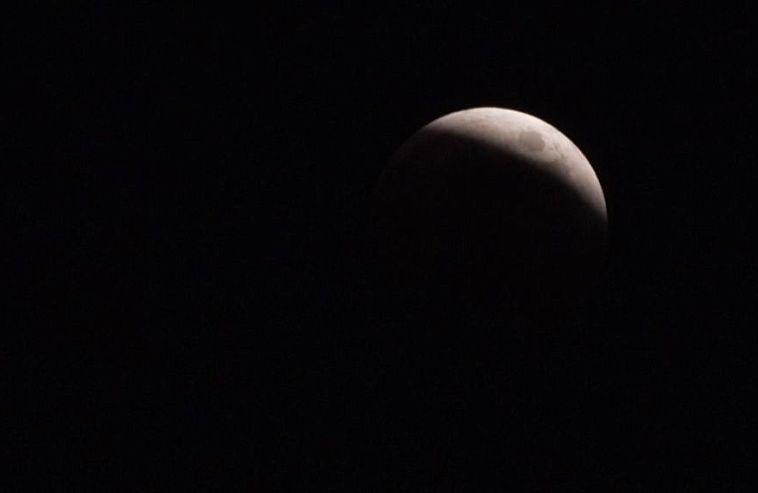 СМИ ведет прямую трансляцию лунного затмения из Токио