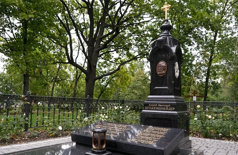В Стрельне открыли памятник создателю Мариинского дворца, где заседает парламент Петербурга