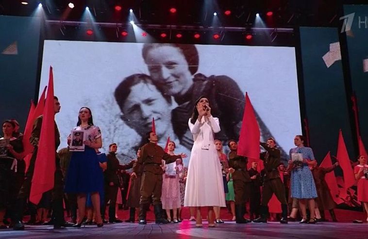 В Кремле на праздничном концерте 9 мая среди кадров военной фотохроники показали фото с Бонни и Клайдом
