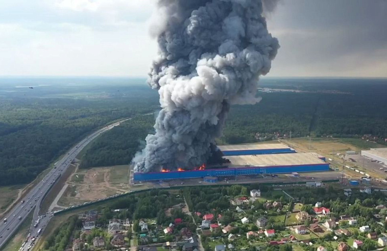При пожаре на складе Ozon в Московской области погиб человек. Огонь бушует уже 7 часов