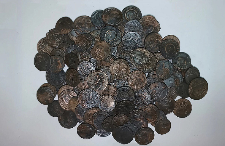 В море у итальянской Сардинии нашли огромный клад с древними монетами