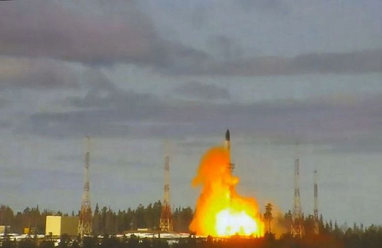 Ракета "Сармат" успешно долетела от Архангельска до Камчатки. Путин смотрел за пуском по видео