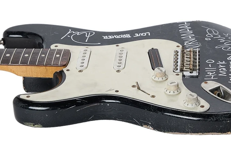 На аукционе в США почти за $600 тыс. продали разбитую гитару Курта Кобейна