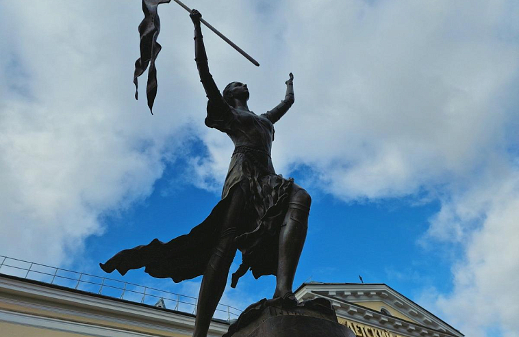 В Петербурге открыли памятник Жанне д`Арк