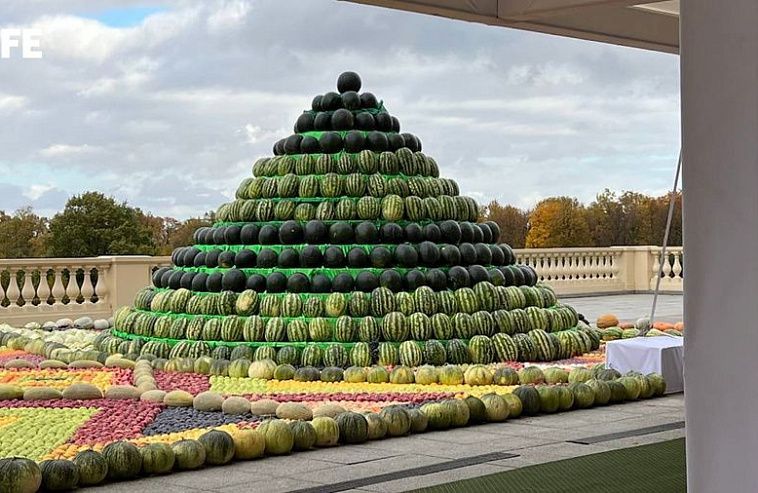 Tajik President Putin gave mountains of melons and watermelons for his birthday