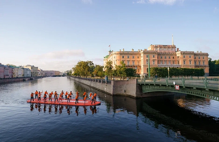 В Петербурге спустили на воду самый большой в мире сапборд. Достижение попадет в Книгу рекордов России