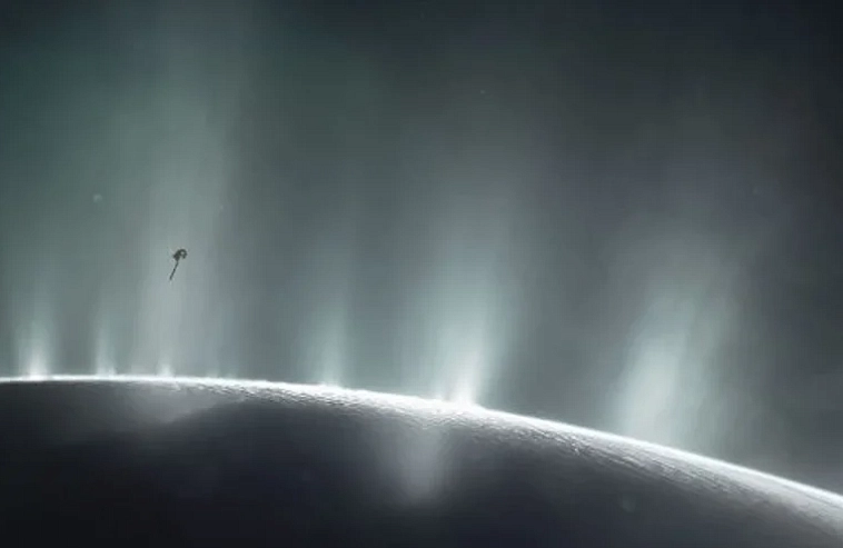 Телескоп NASA обнаружил на планете Энцелад водяной гейзер высотой более 500 километров