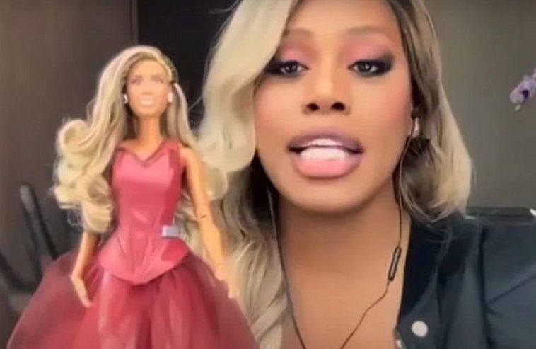 В США выпустили новую куклу "Барби". Теперь она - трансгендер