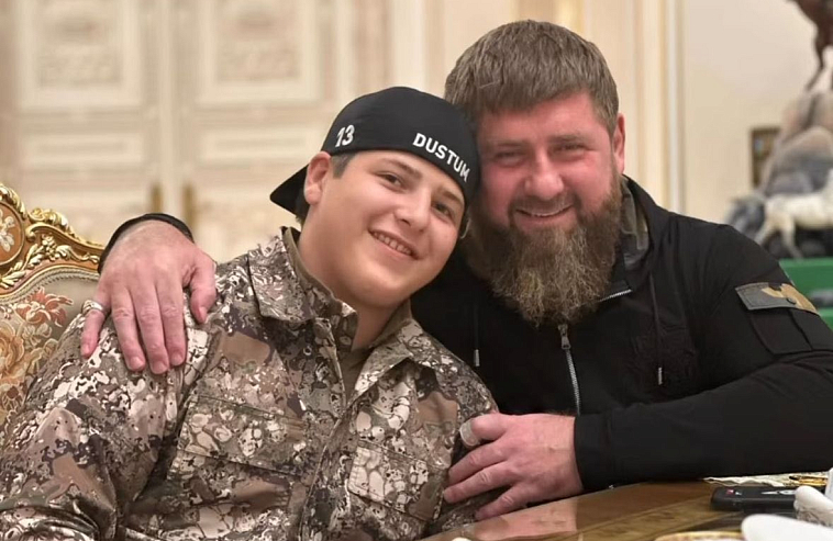 Глава Татарстана вручил орден сыну Кадырова, который избил арестованного поджигателя Корана