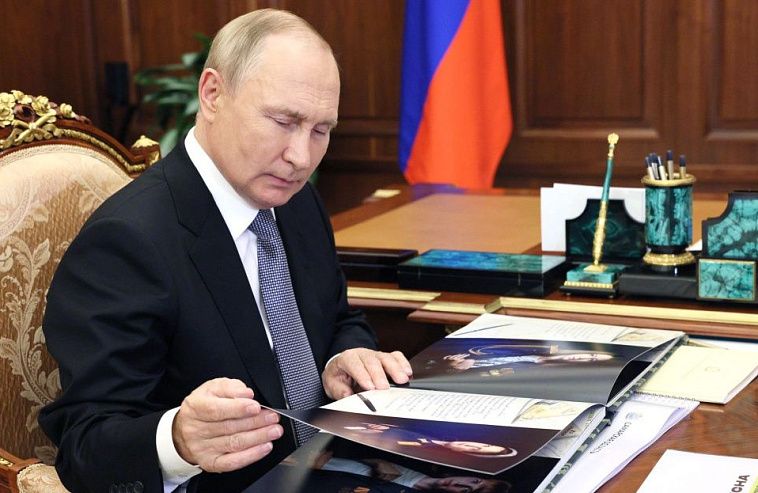 Путин во время доклада попросил у губернатора Самарской области фотоальбом с "красивой женщиной"
