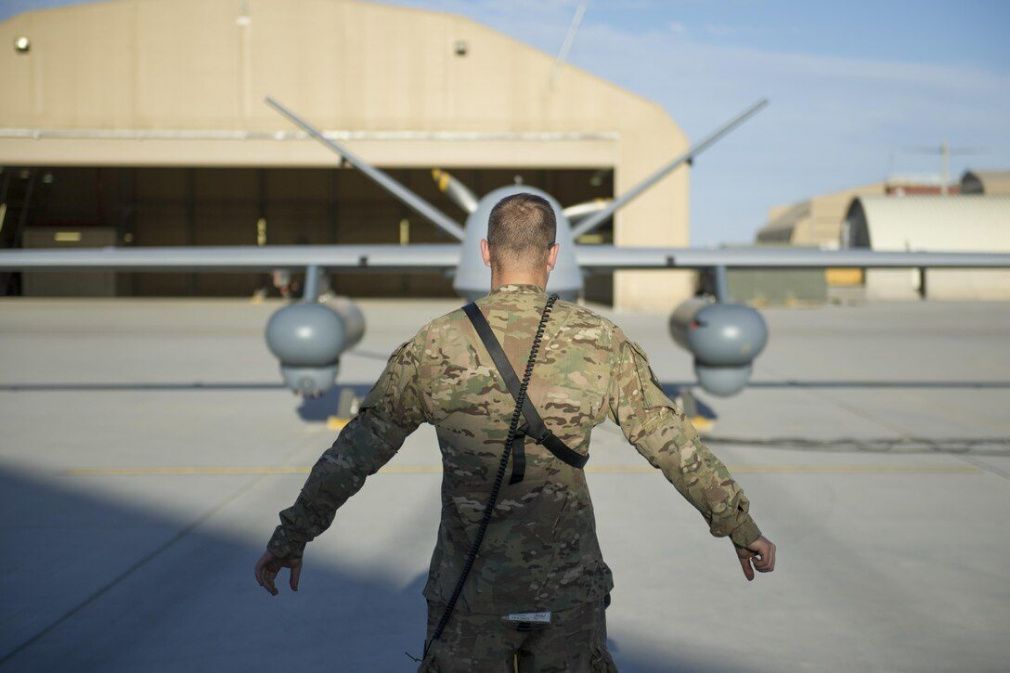 Летчик 1-го класса ВВС США проводит предполетную проверку ударного беспилотника MQ-9 Reaper, Афганистан, 2015, U.S. Air Force photo by Tech. Sgt. Robert Cloys