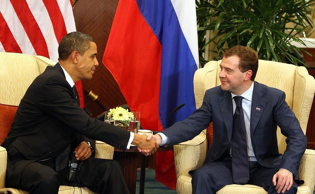 Прага подписание договора снв 3. Обама Медведев СНВ-3. Медведев и Обама подписывают. СНВ-III.