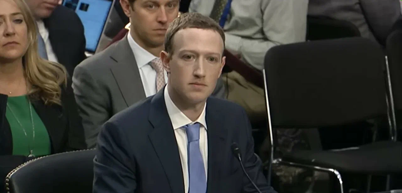 Глава Facebook (теперь Meta) Марк Цукерберг дает показания в Конгрессе США в 2018 году. Фото: скриншот YouTube