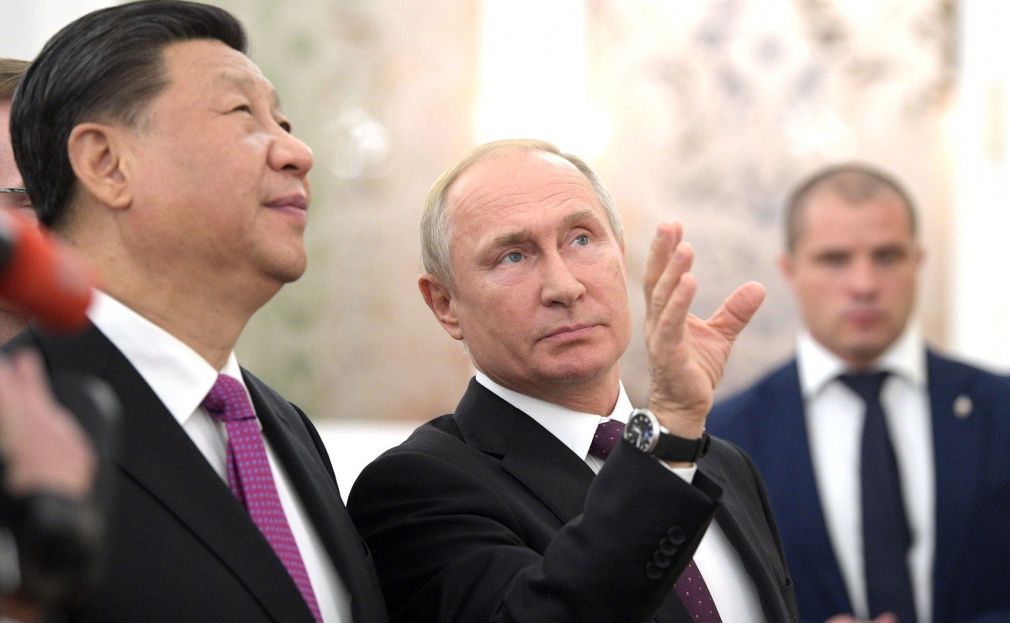 Председатель КНР Си Цзиньпин во время экскурсии по Московскому Кремлю, июнь 2019, kremlin.ru