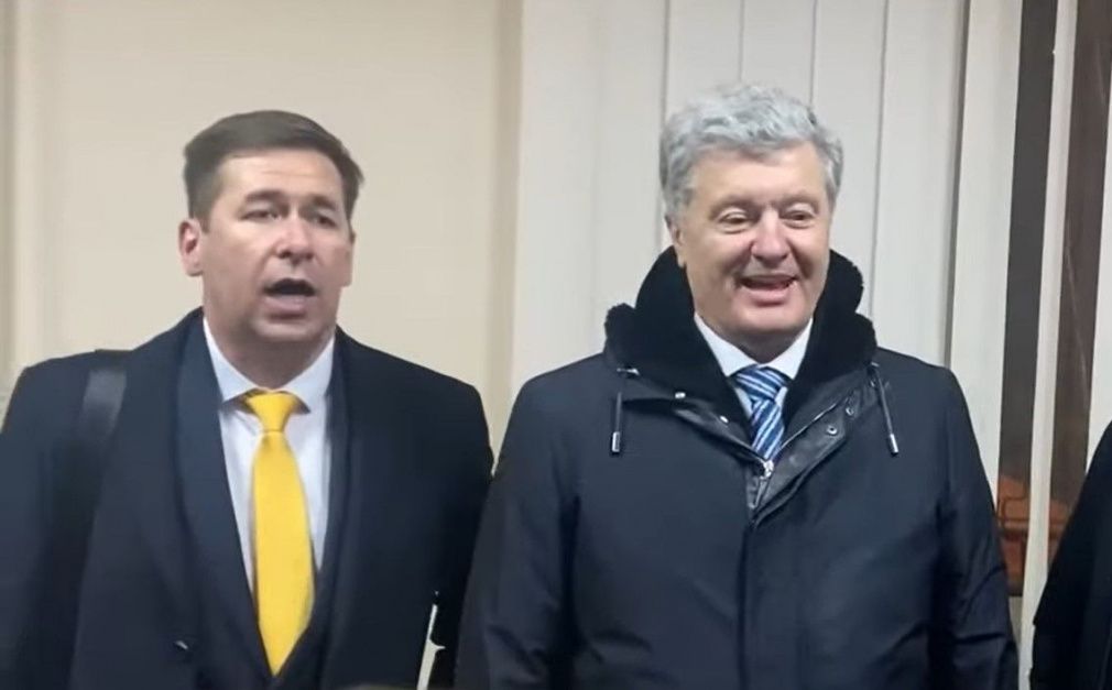 адвокат Илья Новиков и Пётр Порошенко поют колядки в здании суда, скриншот YouTube / Новое Издание