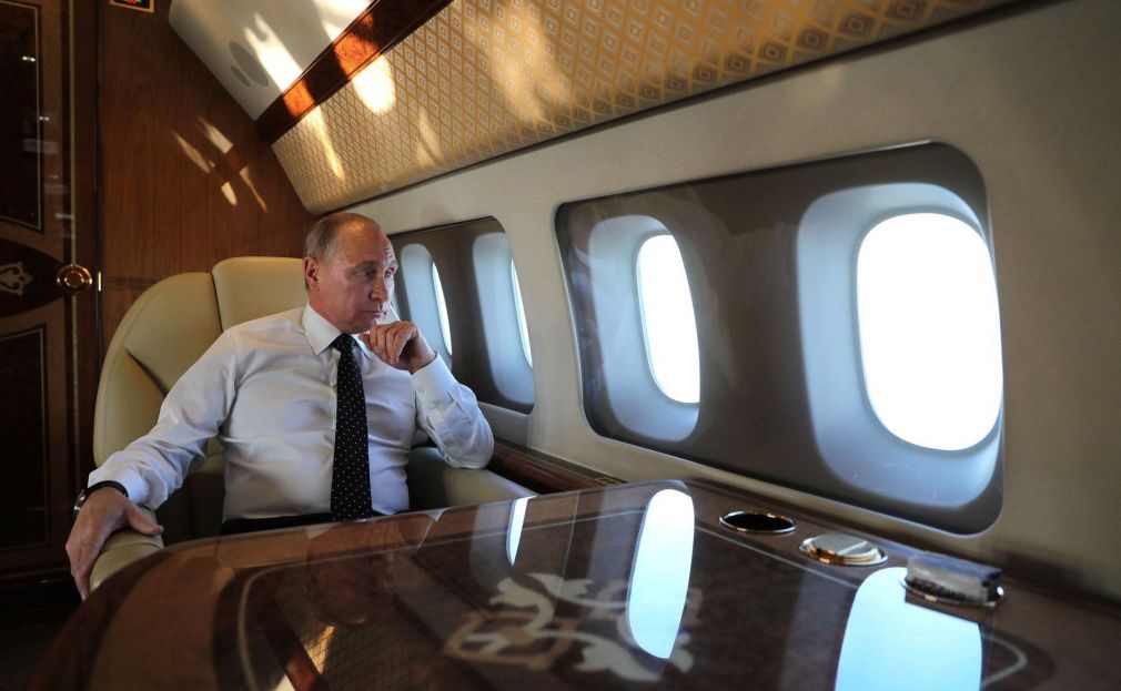 Фото – Владимир Путин по пути на авиабазу Хмеймим в Сирии, декабрь 2017, kremlin.ru